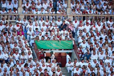 Público asistente a la Plaza de Toros de Pamplona durante la tercera corrida de la Feria del Toro 2019 con la ganadería de José Escolar para los diestros Fernando Robleño, Javier Castaño y Pepe Moral.