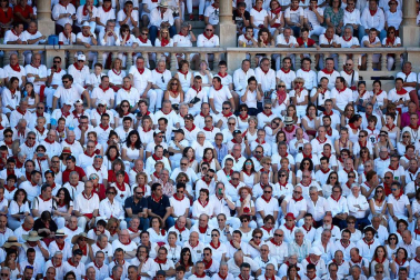 Público asistente a la Plaza de Toros de Pamplona durante la tercera corrida de la Feria del Toro 2019 con la ganadería de José Escolar para los diestros Fernando Robleño, Javier Castaño y Pepe Moral.