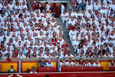 Público asistente a la Plaza de Toros de Pamplona durante la tercera corrida de la Feria del Toro 2019 con la ganadería de José Escolar para los diestros Fernando Robleño, Javier Castaño y Pepe Moral.