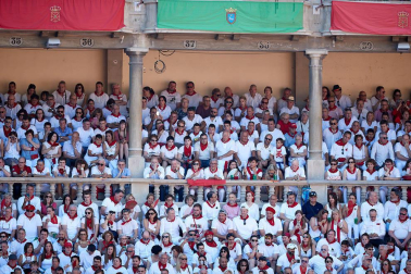 Público asistente a la Plaza de Toros de Pamplona durante la tercera corrida de la Feria del Toro 2019 con la ganadería de José Escolar para los diestros Fernando Robleño, Javier Castaño y Pepe Moral.