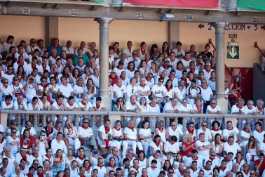 Público asistente a la Plaza de Toros de Pamplona durante la tercera corrida de la Feria del Toro 2019 con la ganadería de José Escolar para los diestros Fernando Robleño, Javier Castaño y Pepe Moral.