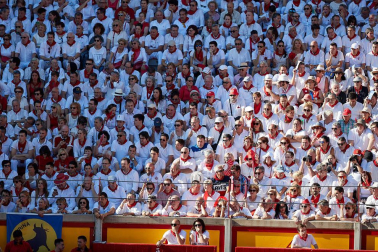 Público asistente a la Plaza de Toros de Pamplona durante la tercera corrida de la Feria del Toro 2019 con la ganadería de José Escolar para los diestros Fernando Robleño, Javier Castaño y Pepe Moral.