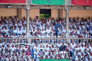 Público asistente a la Plaza de Toros de Pamplona durante la tercera corrida de la Feria del Toro 2019 con la ganadería de José Escolar para los diestros Fernando Robleño, Javier Castaño y Pepe Moral.