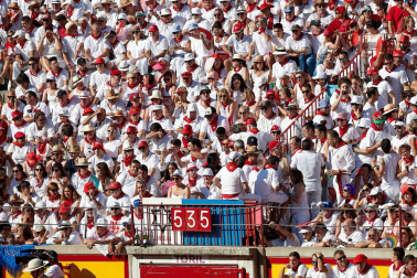 Público asistente a la Plaza de Toros de Pamplona durante la tercera corrida de la Feria del Toro 2019 con la ganadería de José Escolar para los diestros Fernando Robleño, Javier Castaño y Pepe Moral.