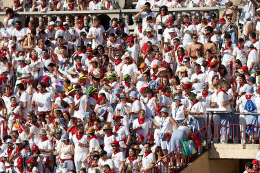 Público asistente a la Plaza de Toros de Pamplona durante la tercera corrida de la Feria del Toro 2019 con la ganadería de José Escolar para los diestros Fernando Robleño, Javier Castaño y Pepe Moral.