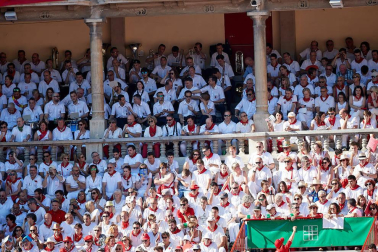 Público asistente a la Plaza de Toros de Pamplona durante la tercera corrida de la Feria del Toro 2019 con la ganadería de José Escolar para los diestros Fernando Robleño, Javier Castaño y Pepe Moral.