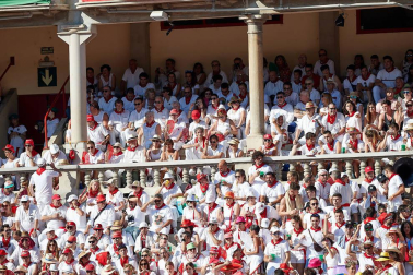 Público asistente a la Plaza de Toros de Pamplona durante la tercera corrida de la Feria del Toro 2019 con la ganadería de José Escolar para los diestros Fernando Robleño, Javier Castaño y Pepe Moral.