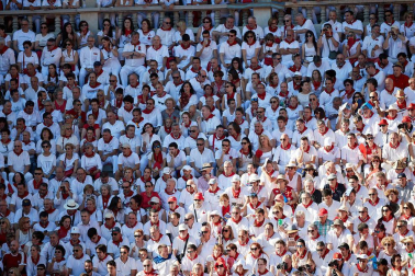Público asistente a la Plaza de Toros de Pamplona durante la tercera corrida de la Feria del Toro 2019 con la ganadería de José Escolar para los diestros Fernando Robleño, Javier Castaño y Pepe Moral.