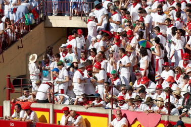Público asistente a la Plaza de Toros de Pamplona durante la tercera corrida de la Feria del Toro 2019 con la ganadería de José Escolar para los diestros Fernando Robleño, Javier Castaño y Pepe Moral.
