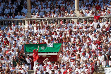 Público asistente a la Plaza de Toros de Pamplona durante la tercera corrida de la Feria del Toro 2019 con la ganadería de José Escolar para los diestros Fernando Robleño, Javier Castaño y Pepe Moral.