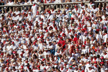Público asistente a la Plaza de Toros de Pamplona durante la tercera corrida de la Feria del Toro 2019 con la ganadería de José Escolar para los diestros Fernando Robleño, Javier Castaño y Pepe Moral.