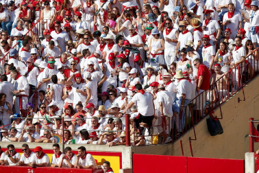 Público asistente a la Plaza de Toros de Pamplona durante la tercera corrida de la Feria del Toro 2019 con la ganadería de José Escolar para los diestros Fernando Robleño, Javier Castaño y Pepe Moral.