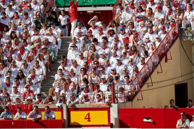 Público asistente a la Plaza de Toros de Pamplona durante la tercera corrida de la Feria del Toro 2019 con la ganadería de José Escolar para los diestros Fernando Robleño, Javier Castaño y Pepe Moral.