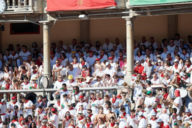 Público asistente a la Plaza de Toros de Pamplona durante la tercera corrida de la Feria del Toro 2019 con la ganadería de José Escolar para los diestros Fernando Robleño, Javier Castaño y Pepe Moral.