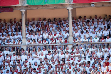 Público asistente a la Plaza de Toros de Pamplona durante la tercera corrida de la Feria del Toro 2019 con la ganadería de José Escolar para los diestros Fernando Robleño, Javier Castaño y Pepe Moral.