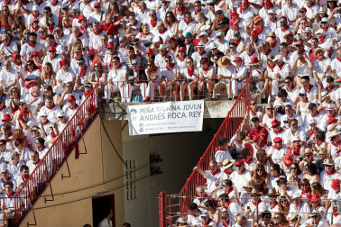 Público asistente a la Plaza de Toros de Pamplona durante la tercera corrida de la Feria del Toro 2019 con la ganadería de José Escolar para los diestros Fernando Robleño, Javier Castaño y Pepe Moral.