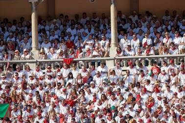 Público asistente a la Plaza de Toros de Pamplona durante la tercera corrida de la Feria del Toro 2019 con la ganadería de José Escolar para los diestros Fernando Robleño, Javier Castaño y Pepe Moral.