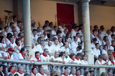 Público asistente a la Plaza de Toros de Pamplona durante la tercera corrida de la Feria del Toro 2019 con la ganadería de José Escolar para los diestros Fernando Robleño, Javier Castaño y Pepe Moral.