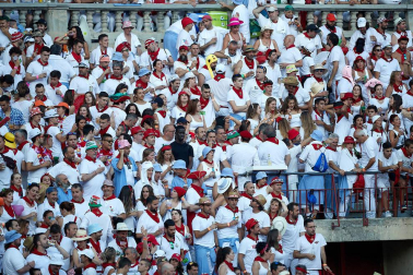 Público asistente a la Plaza de Toros de Pamplona durante la tercera corrida de la Feria del Toro 2019 con la ganadería de José Escolar para los diestros Fernando Robleño, Javier Castaño y Pepe Moral.