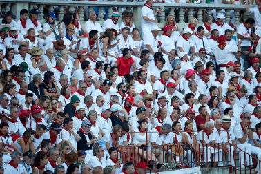 Público asistente a la Plaza de Toros de Pamplona durante la tercera corrida de la Feria del Toro 2019 con la ganadería de José Escolar para los diestros Fernando Robleño, Javier Castaño y Pepe Moral.