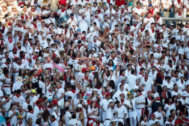 Público asistente a la Plaza de Toros de Pamplona durante la tercera corrida de la Feria del Toro 2019 con la ganadería de José Escolar para los diestros Fernando Robleño, Javier Castaño y Pepe Moral.