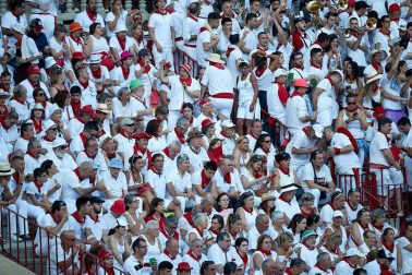 Público asistente a la Plaza de Toros de Pamplona durante la tercera corrida de la Feria del Toro 2019 con la ganadería de José Escolar para los diestros Fernando Robleño, Javier Castaño y Pepe Moral.