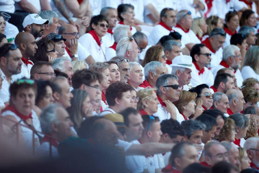 Público asistente a la Plaza de Toros de Pamplona durante la tercera corrida de la Feria del Toro 2019 con la ganadería de José Escolar para los diestros Fernando Robleño, Javier Castaño y Pepe Moral.