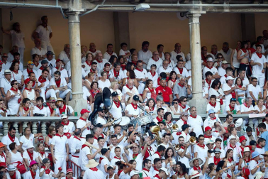 Público asistente a la Plaza de Toros de Pamplona durante la tercera corrida de la Feria del Toro 2019 con la ganadería de José Escolar para los diestros Fernando Robleño, Javier Castaño y Pepe Moral.
