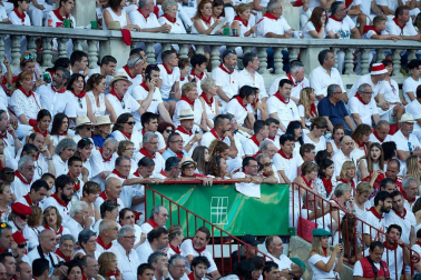Público asistente a la Plaza de Toros de Pamplona durante la tercera corrida de la Feria del Toro 2019 con la ganadería de José Escolar para los diestros Fernando Robleño, Javier Castaño y Pepe Moral.