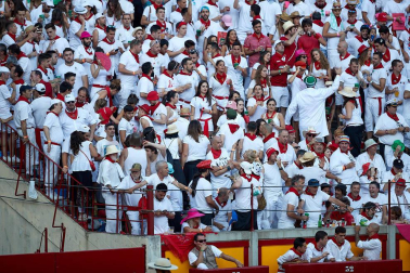 Público asistente a la Plaza de Toros de Pamplona durante la tercera corrida de la Feria del Toro 2019 con la ganadería de José Escolar para los diestros Fernando Robleño, Javier Castaño y Pepe Moral.