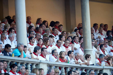 Público asistente a la Plaza de Toros de Pamplona durante la tercera corrida de la Feria del Toro 2019 con la ganadería de José Escolar para los diestros Fernando Robleño, Javier Castaño y Pepe Moral.