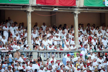 Público asistente a la Plaza de Toros de Pamplona durante la tercera corrida de la Feria del Toro 2019 con la ganadería de José Escolar para los diestros Fernando Robleño, Javier Castaño y Pepe Moral.
