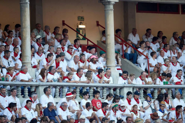 Público asistente a la Plaza de Toros de Pamplona durante la tercera corrida de la Feria del Toro 2019 con la ganadería de José Escolar para los diestros Fernando Robleño, Javier Castaño y Pepe Moral.