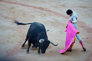 Público asistente a la Plaza de Toros de Pamplona durante la tercera corrida de la Feria del Toro 2019 con la ganadería de José Escolar para los diestros Fernando Robleño, Javier Castaño y Pepe Moral.