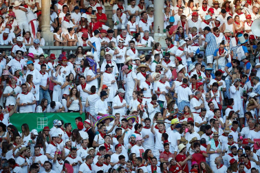 Público asistente a la Plaza de Toros de Pamplona durante la tercera corrida de la Feria del Toro 2019 con la ganadería de José Escolar para los diestros Fernando Robleño, Javier Castaño y Pepe Moral.