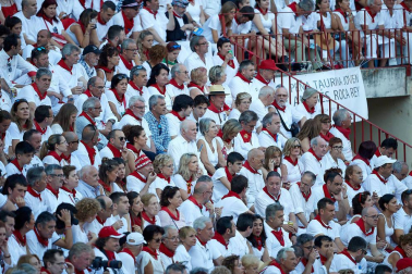 Público asistente a la Plaza de Toros de Pamplona durante la tercera corrida de la Feria del Toro 2019 con la ganadería de José Escolar para los diestros Fernando Robleño, Javier Castaño y Pepe Moral.