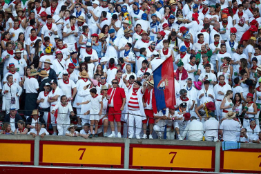Público asistente a la Plaza de Toros de Pamplona durante la tercera corrida de la Feria del Toro 2019 con la ganadería de José Escolar para los diestros Fernando Robleño, Javier Castaño y Pepe Moral.