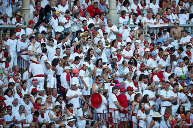 Público asistente a la Plaza de Toros de Pamplona durante la tercera corrida de la Feria del Toro 2019 con la ganadería de José Escolar para los diestros Fernando Robleño, Javier Castaño y Pepe Moral.