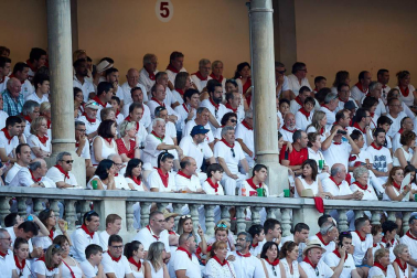 Público asistente a la Plaza de Toros de Pamplona durante la tercera corrida de la Feria del Toro 2019 con la ganadería de José Escolar para los diestros Fernando Robleño, Javier Castaño y Pepe Moral.