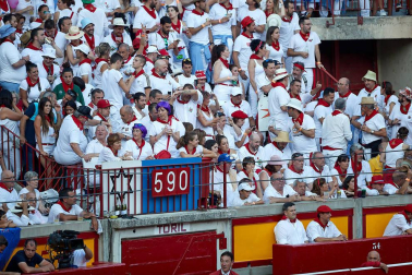 Público asistente a la Plaza de Toros de Pamplona durante la tercera corrida de la Feria del Toro 2019 con la ganadería de José Escolar para los diestros Fernando Robleño, Javier Castaño y Pepe Moral.