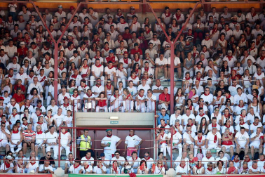 Público asistente a la Plaza de Toros de Pamplona durante la tercera corrida de la Feria del Toro 2019 con la ganadería de José Escolar para los diestros Fernando Robleño, Javier Castaño y Pepe Moral.