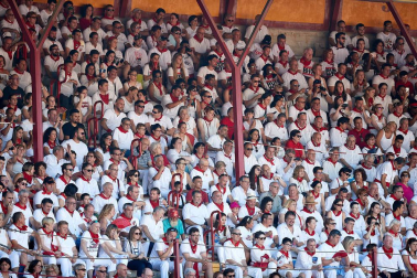 Público asistente a la Plaza de Toros de Pamplona durante la tercera corrida de la Feria del Toro 2019 con la ganadería de José Escolar para los diestros Fernando Robleño, Javier Castaño y Pepe Moral.