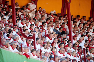 Público asistente a la Plaza de Toros de Pamplona durante la tercera corrida de la Feria del Toro 2019 con la ganadería de José Escolar para los diestros Fernando Robleño, Javier Castaño y Pepe Moral.