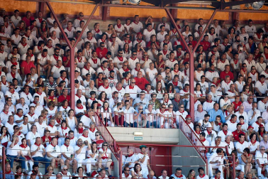 Público asistente a la Plaza de Toros de Pamplona durante la tercera corrida de la Feria del Toro 2019 con la ganadería de José Escolar para los diestros Fernando Robleño, Javier Castaño y Pepe Moral.