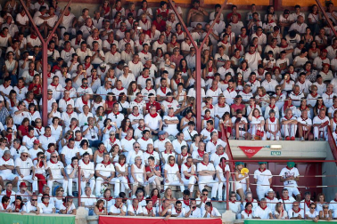 Público asistente a la Plaza de Toros de Pamplona durante la tercera corrida de la Feria del Toro 2019 con la ganadería de José Escolar para los diestros Fernando Robleño, Javier Castaño y Pepe Moral.