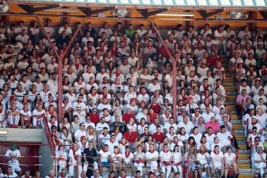 Público asistente a la Plaza de Toros de Pamplona durante la tercera corrida de la Feria del Toro 2019 con la ganadería de José Escolar para los diestros Fernando Robleño, Javier Castaño y Pepe Moral.