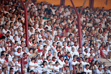 Público asistente a la Plaza de Toros de Pamplona durante la tercera corrida de la Feria del Toro 2019 con la ganadería de José Escolar para los diestros Fernando Robleño, Javier Castaño y Pepe Moral.