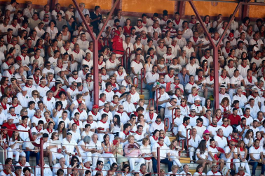 Público asistente a la Plaza de Toros de Pamplona durante la tercera corrida de la Feria del Toro 2019 con la ganadería de José Escolar para los diestros Fernando Robleño, Javier Castaño y Pepe Moral.