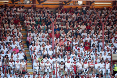 Público asistente a la Plaza de Toros de Pamplona durante la tercera corrida de la Feria del Toro 2019 con la ganadería de José Escolar para los diestros Fernando Robleño, Javier Castaño y Pepe Moral.