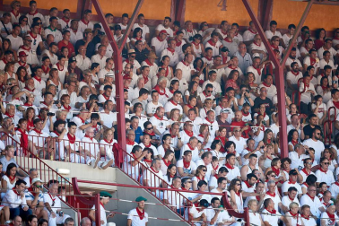 Público asistente a la Plaza de Toros de Pamplona durante la tercera corrida de la Feria del Toro 2019 con la ganadería de José Escolar para los diestros Fernando Robleño, Javier Castaño y Pepe Moral.
